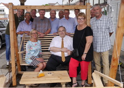 v.l. Benjamin Trmner, Manfred Salm, Jan Philipp Trmner, Betriebsinhaberin Alexandra Bischoff, Brgermeister Klemens Olbrich, CDU-Stadtverbandsvorsitzender Jrgen Lepper, Werner Lepper, Bernd Siebert MdB, Matthias Trmner, Christoph Schulze, Kreisbeigeor